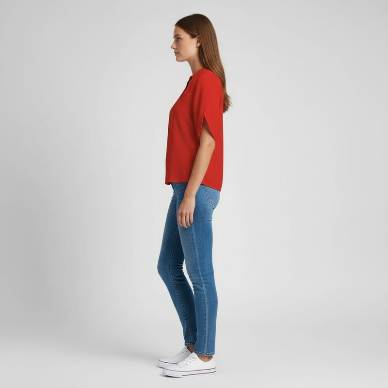 Elegancka bluzka damska na ciepłe dni – przewiewny fason z krótkim rękawem