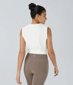 Sleeveless cropped fitness top with a round neckline and hair-repellent fabric