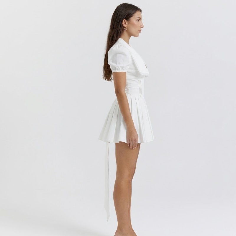 Elegancka plisowana mini sukienka z dekoltem w serek – ponadczasowy szykowny strój na imprezę i wieczór dla kobiet