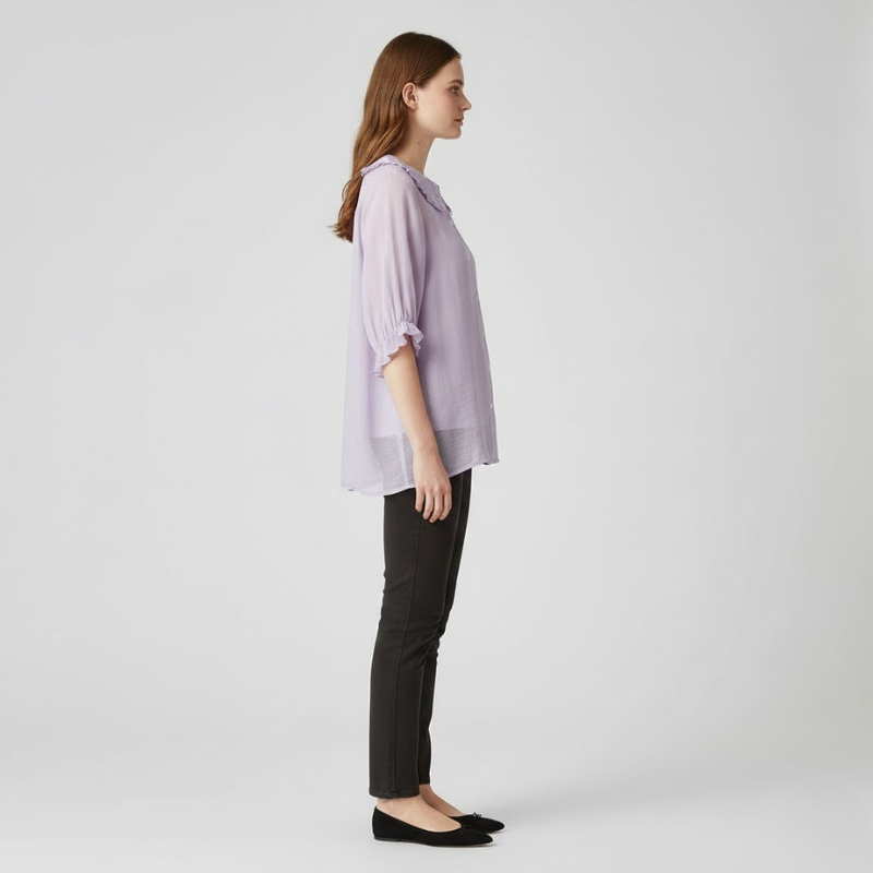 Nowoczesna, elegancka bluzka z falbankami – uniwersalny element kobiecej mody