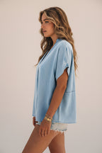 Luźny top damski z jeansu – z rozcięciem przy szyi i w stylu oversize