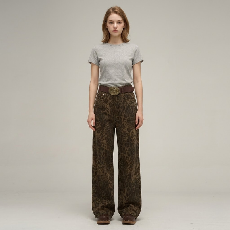 Jeansy z wysokim stanem i szerokimi nogawkami w panterkę – modne i wyraziste jeansy dla kobiet