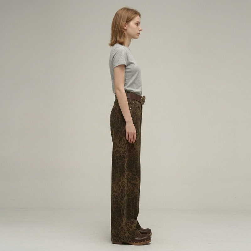 Jeansy z wysokim stanem i szerokimi nogawkami w panterkę – modne i wyraziste jeansy dla kobiet