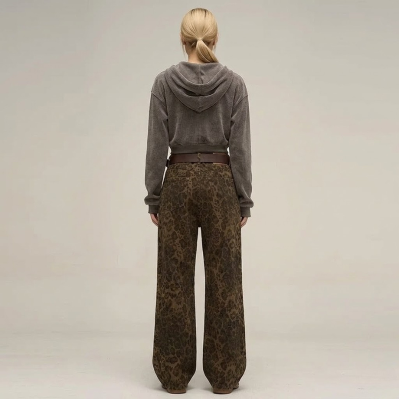 Jeansy z wysokim stanem i szerokimi nogawkami w panterkę – modne i wyraziste jeansy dla kobiet