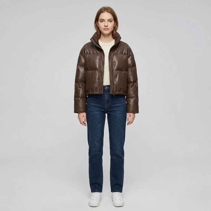 Kurtka puchowa damska o skróconej długości – przytulna, z wysokim kołnierzem, niezbędny element zimy