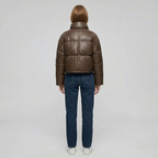 Damen-Daunenjacke in Kurzform – kuschelig, mit hohem Kragen, ein Winter-Essential