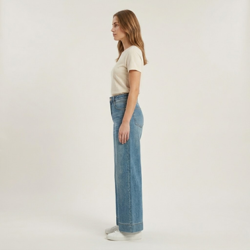 Jeansy damskie z wysokim stanem i szerokimi nogawkami – retro, z wyrazistymi wzorami