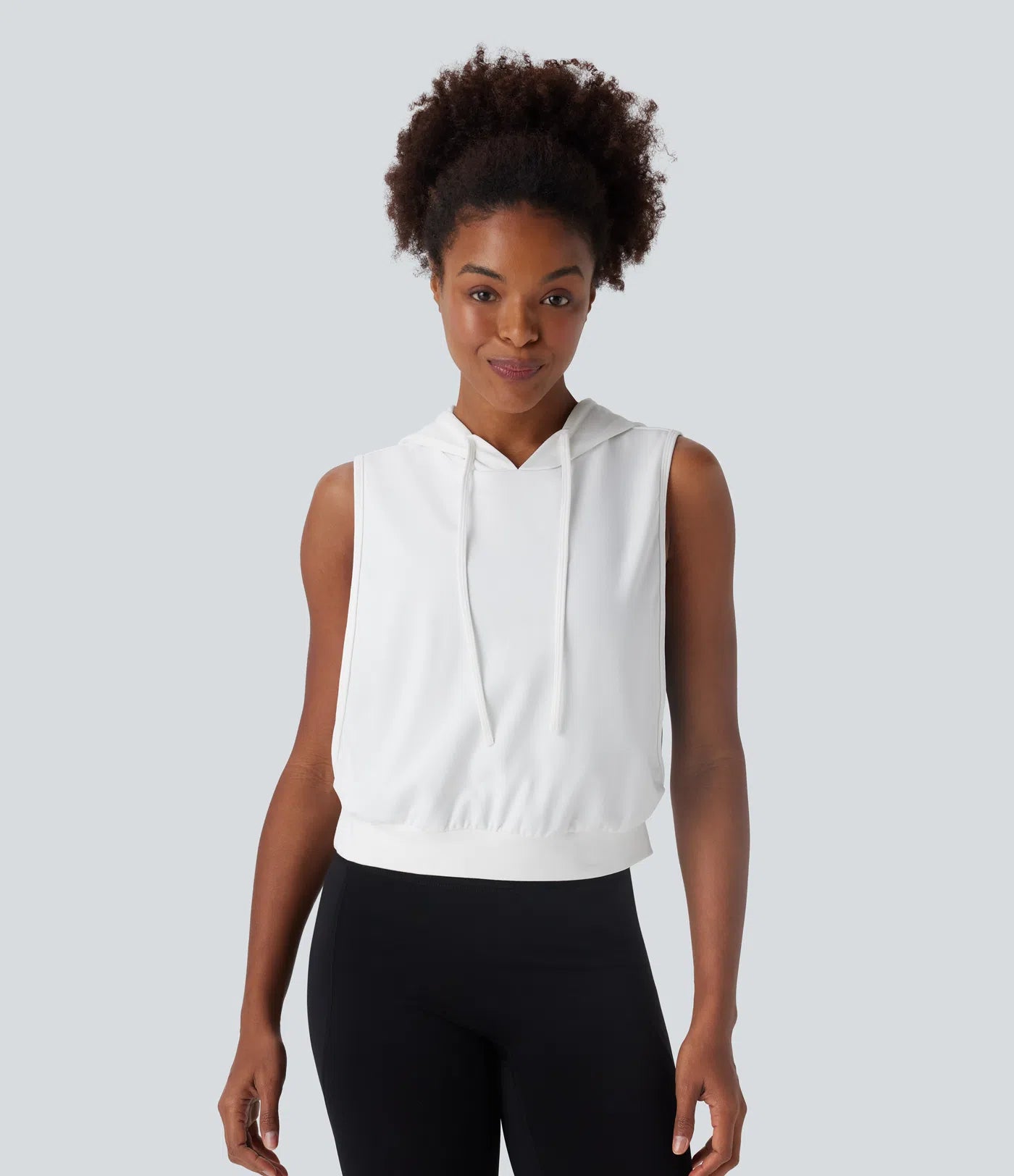 Sportowy top z kapturem i krótkim rękawem – bezrękawnik do biegania z regulowanym ściągaczem
