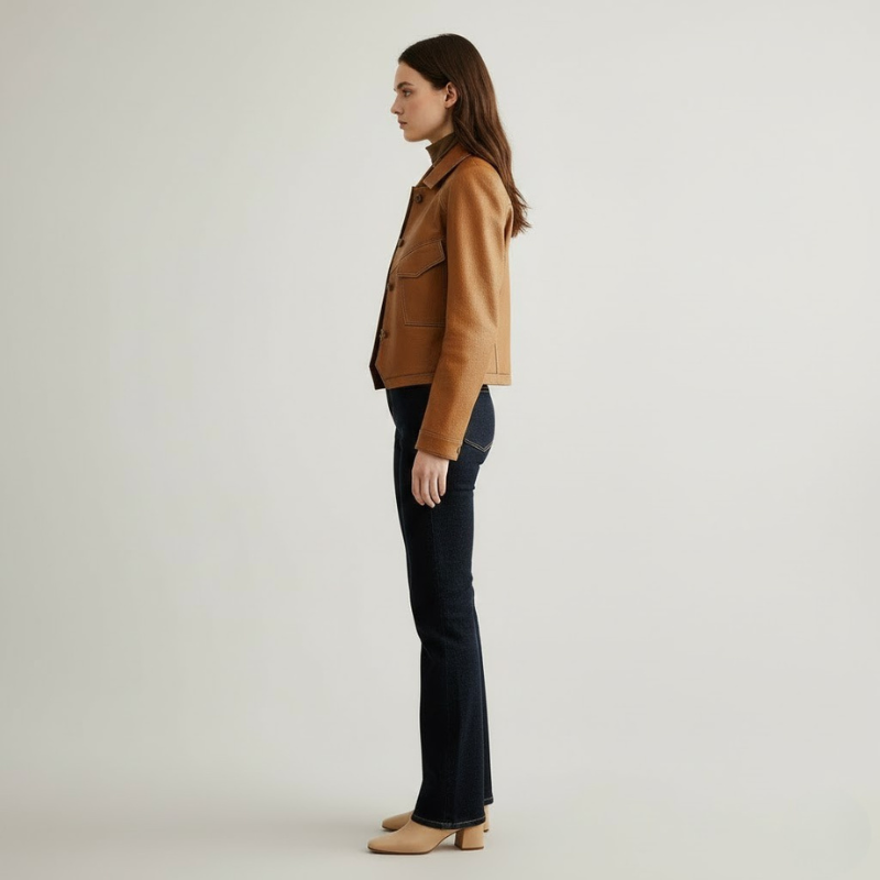 Uniwersalna brązowa kurtka damska – wyrafinowany krój z długim rękawem