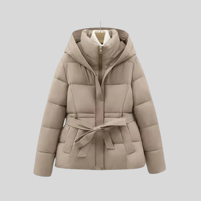 Zimowy płaszcz puchowy z kapturem dla kobiet – stylowy, ciepły i przepasany paskiem