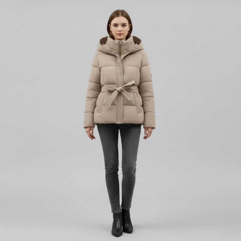 Zimowy płaszcz puchowy z kapturem dla kobiet – stylowy, ciepły i przepasany paskiem