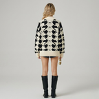 Damenstrickcardigan mit schwarz-weißem Muster – gemütlich, stilvoll, mit Knöpfen, Wintergarderobe