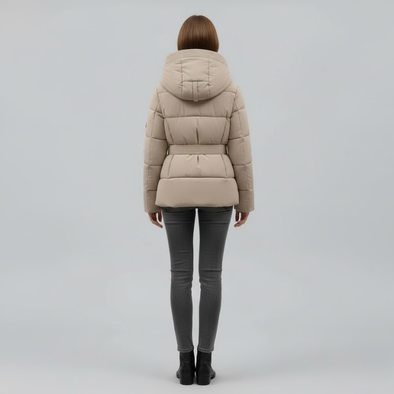 Zimowy płaszcz puchowy z kapturem dla kobiet – stylowy, ciepły i przepasany paskiem