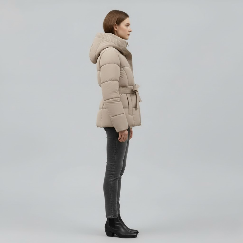 Zimowy płaszcz puchowy z kapturem dla kobiet – stylowy, ciepły i przepasany paskiem