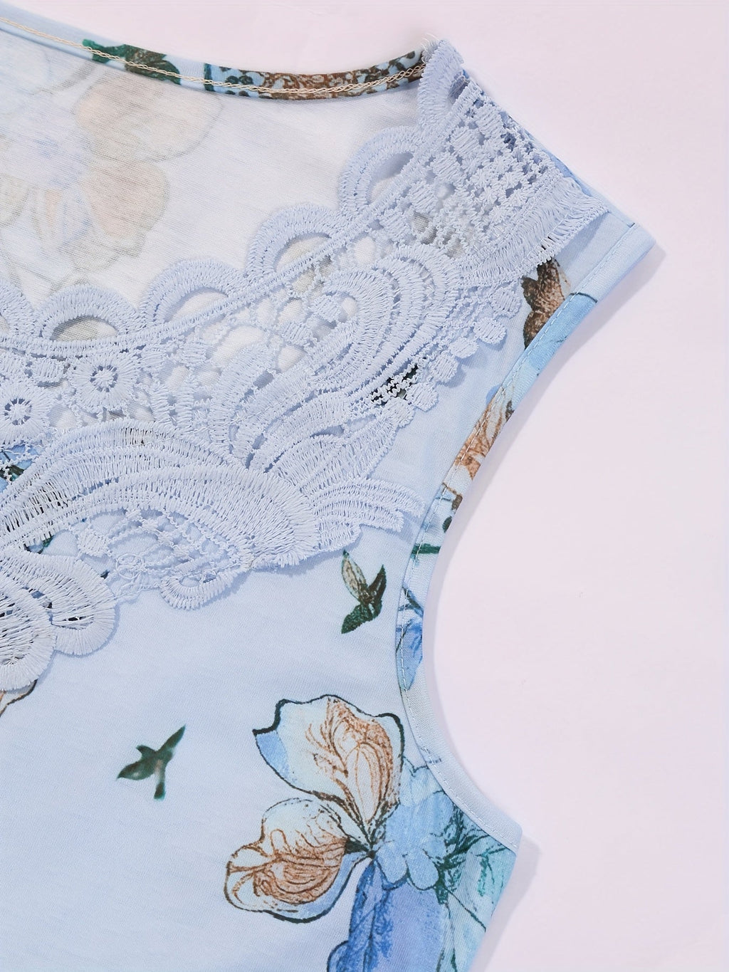 Damski top z koronką i kwiatowym wzorem w patchwork – elegancka bluzka bez rękawów