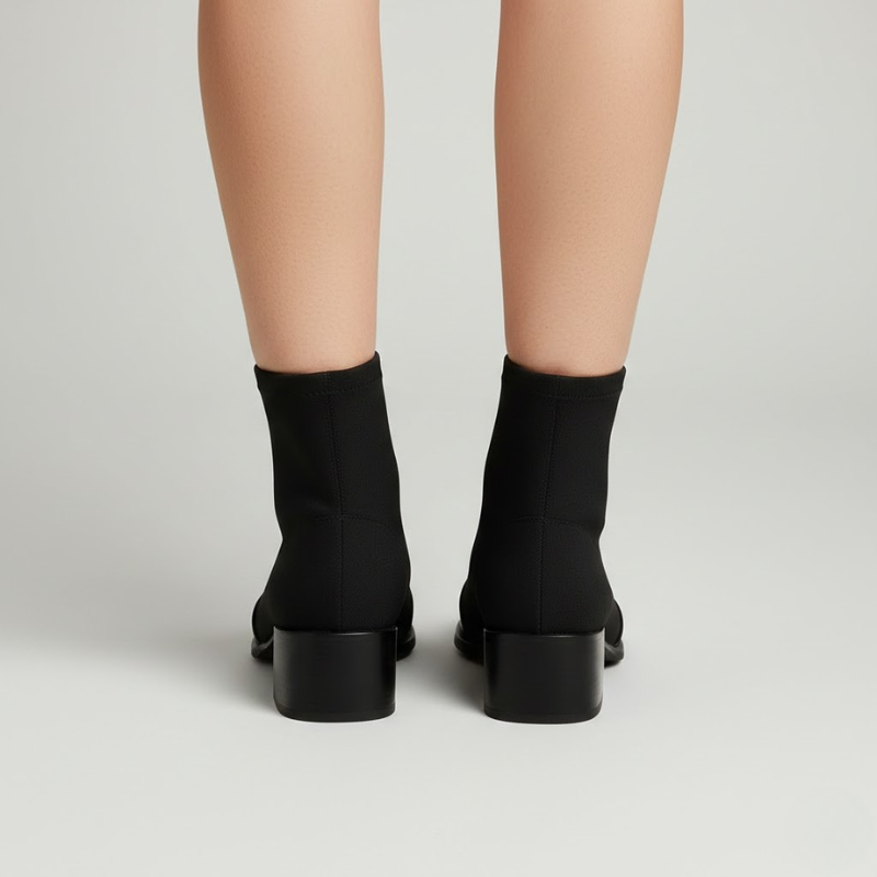 Damskie botki z nowoczesnym lakierowanym wykończeniem – elegancki fason na klockowym obcasie