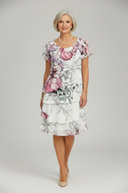 Loose midi dress with a ruffle – graceful, everyday glamour