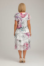 Loose midi dress with a ruffle – graceful, everyday glamour