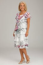 Loose midi dress with a ruffle – graceful, everyday glamour