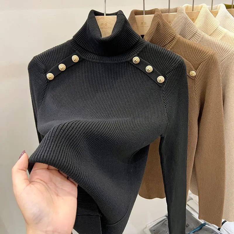 Aldona | Damski dzianinowy sweter z golfem – elegancka zimowa bluzka z ozdobnymi guzikami