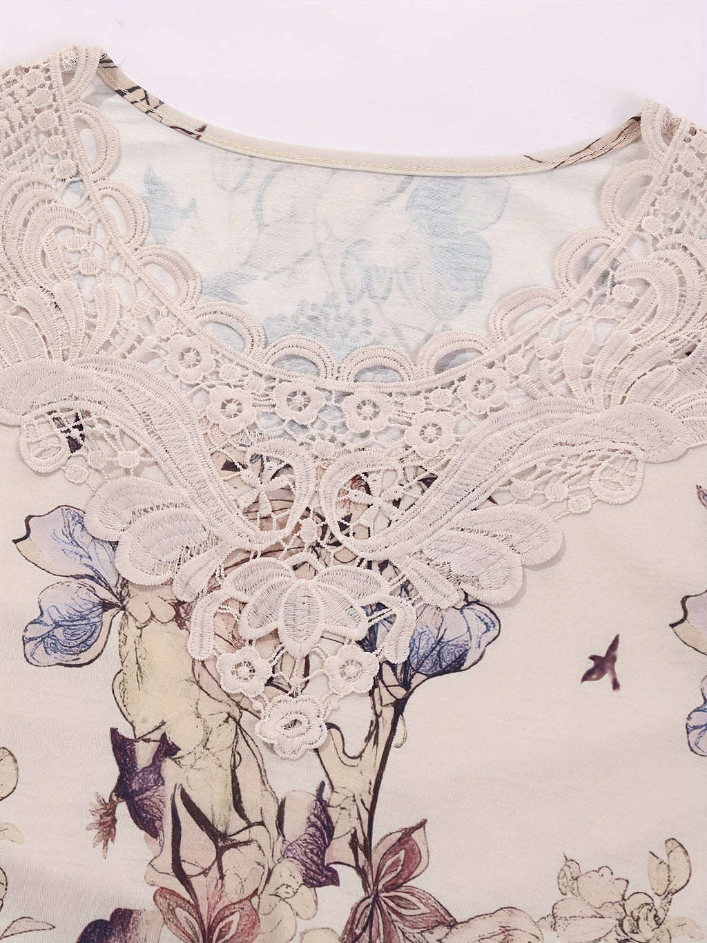 Damski top z koronką i kwiatowym wzorem w patchwork – elegancka bluzka bez rękawów