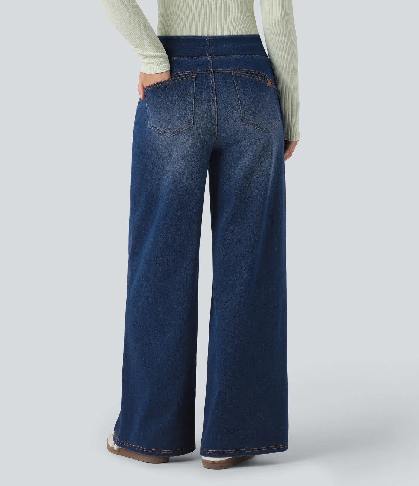 Jeansy z wysokim stanem i szerokimi nogawkami – luźny krój, casualowy denim
