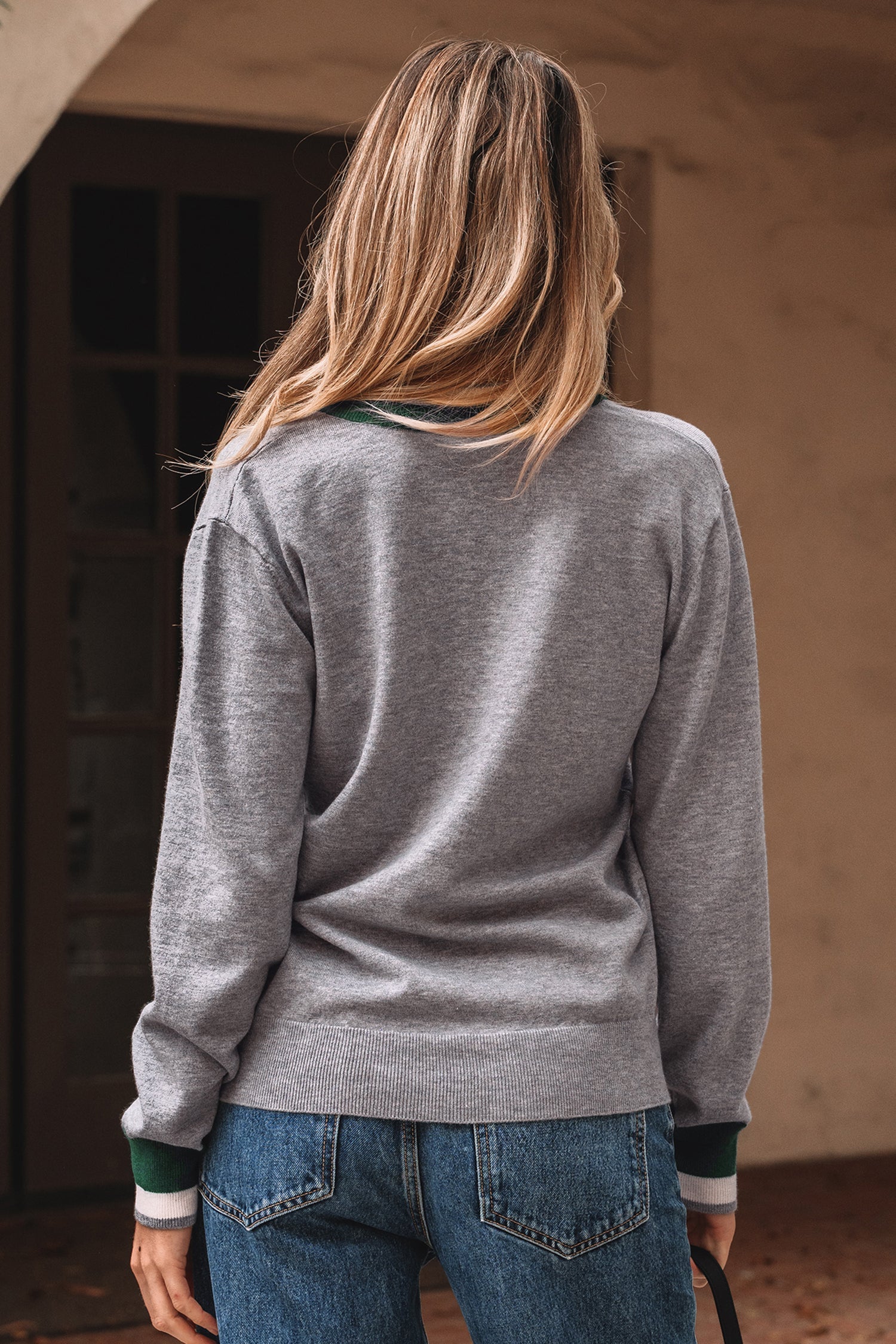 Belmira | Damska szara bluza w stylu varsity – sweter z dekoltem w serek