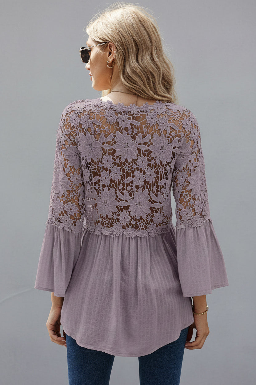 Bluzka damska z koronką i szydełkiem, zapinana na guziki – elegancki top na lato