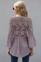 Bluzka damska z koronką i szydełkiem, zapinana na guziki – elegancki top na lato