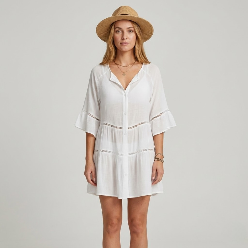 Elegancka, biała koronkowa sukienka plażowa mini – elegancki, zwiewny strój na lato dla kobiet