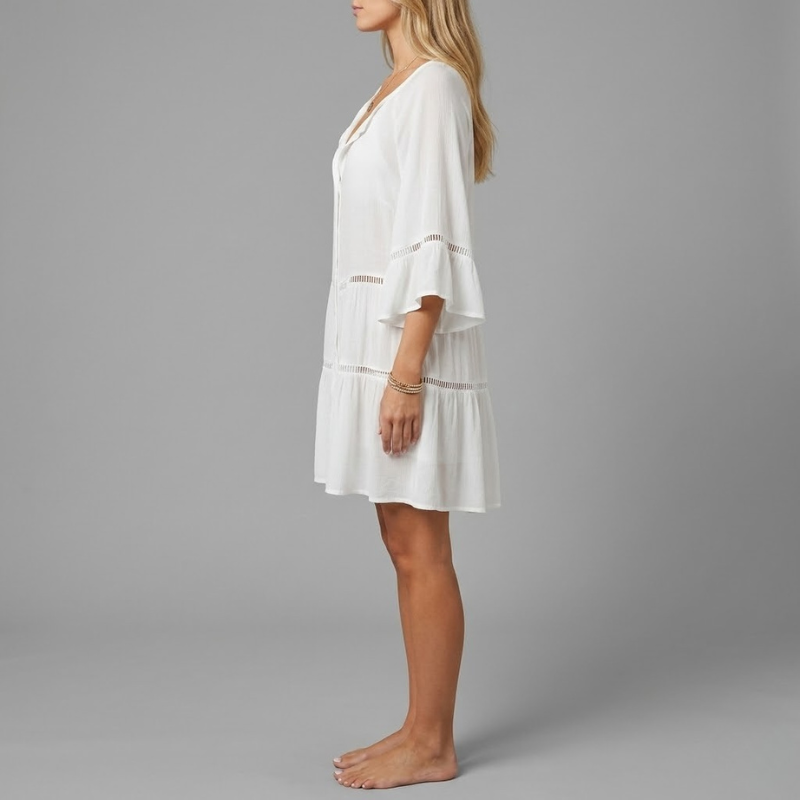 Elegancka, biała koronkowa sukienka plażowa mini – elegancki, zwiewny strój na lato dla kobiet