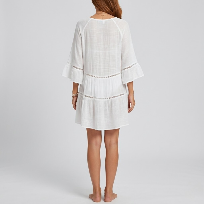 Elegancka, biała koronkowa sukienka plażowa mini – elegancki, zwiewny strój na lato dla kobiet