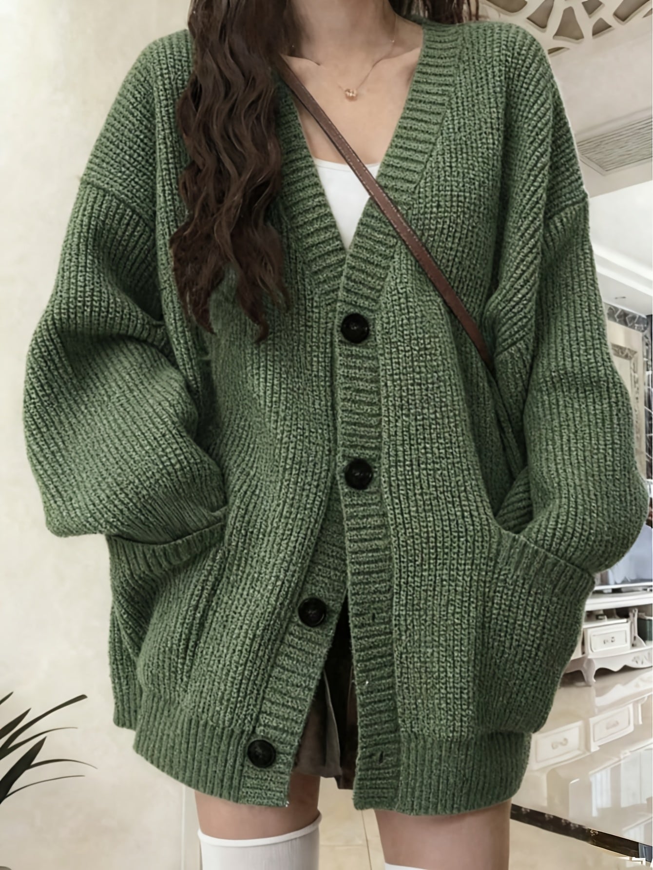 Rhoswen | Damski sweter z prążkowanej dzianiny – dekolt w serek, zapięcie na guziki z przodu