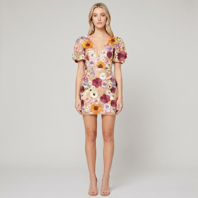 Elegancka sukienka z kwiatowym wzorem i dekoltem w serek – elegancki strój na przyjęcie ogrodowe dla kobiet