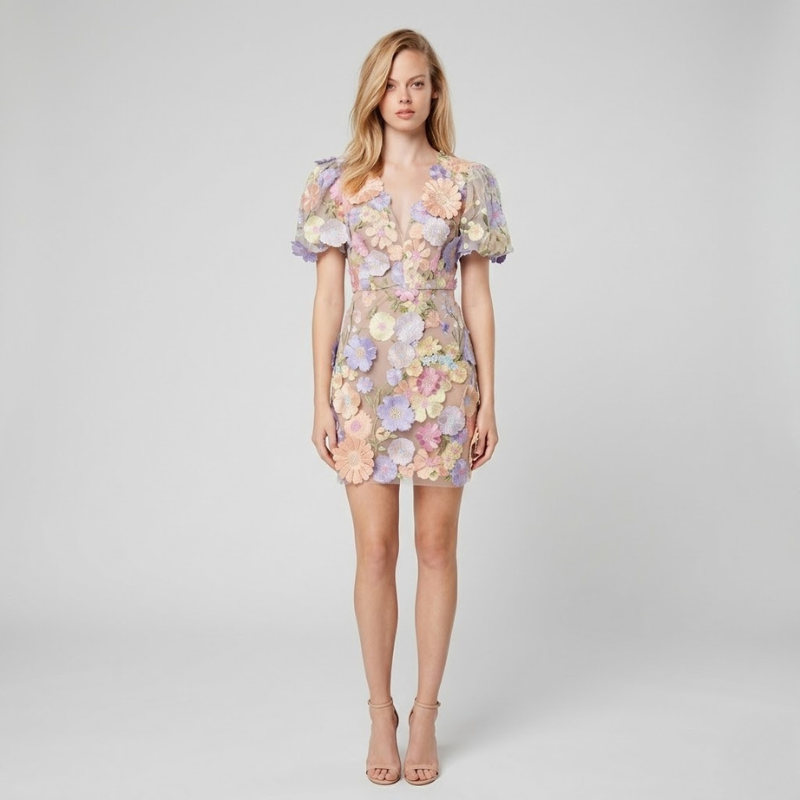 Elegancka sukienka z kwiatowym wzorem i dekoltem w serek – elegancki strój na przyjęcie ogrodowe dla kobiet