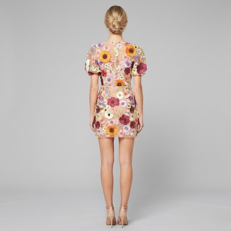 Elegancka sukienka z kwiatowym wzorem i dekoltem w serek – elegancki strój na przyjęcie ogrodowe dla kobiet