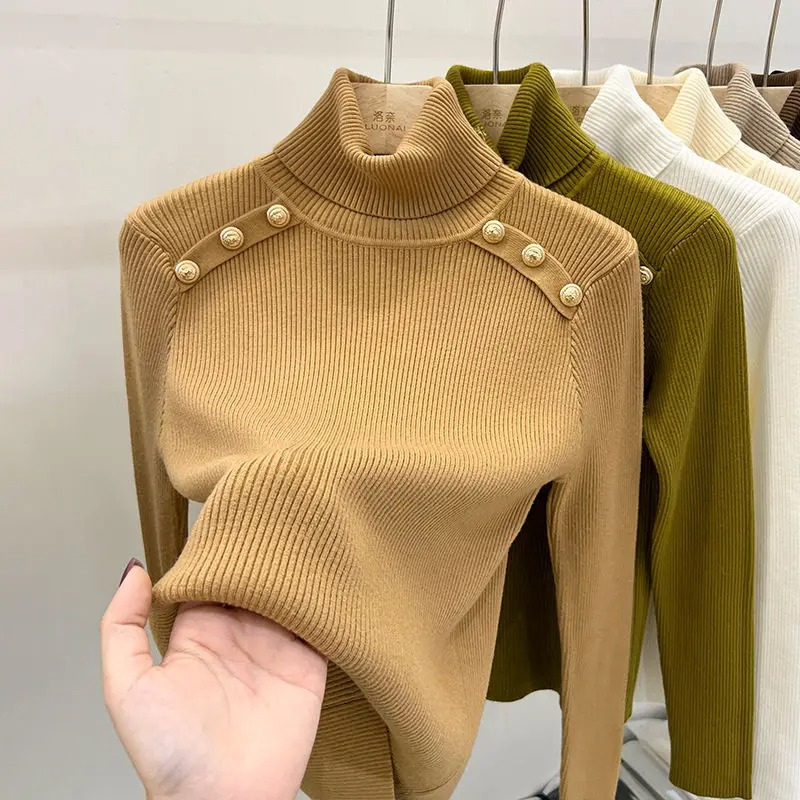 Aldona | Damski dzianinowy sweter z golfem – elegancka zimowa bluzka z ozdobnymi guzikami