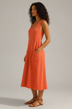 Lniana sukienka midi bez rękawów – przewiewny, swobodny, letni styl