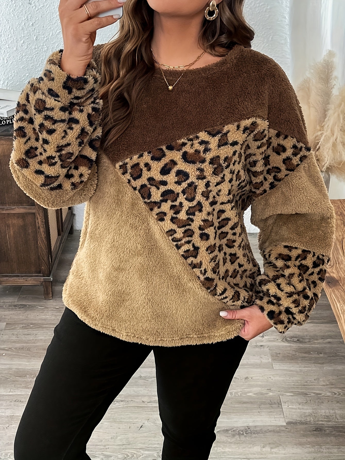 Thalina | Damski sweter z pluszowego materiału w panterkę z kontrastowymi wstawkami