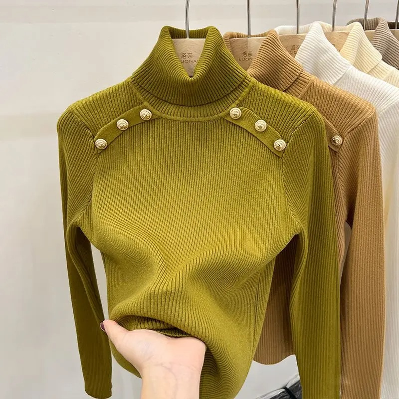 Aldona | Damski dzianinowy sweter z golfem – elegancka zimowa bluzka z ozdobnymi guzikami