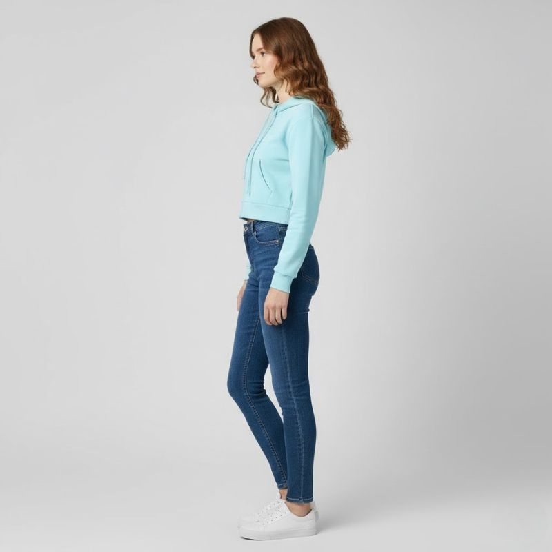 Modna damska bluza z kapturem o skróconym kroju – stylowa warstwa na zimne dni