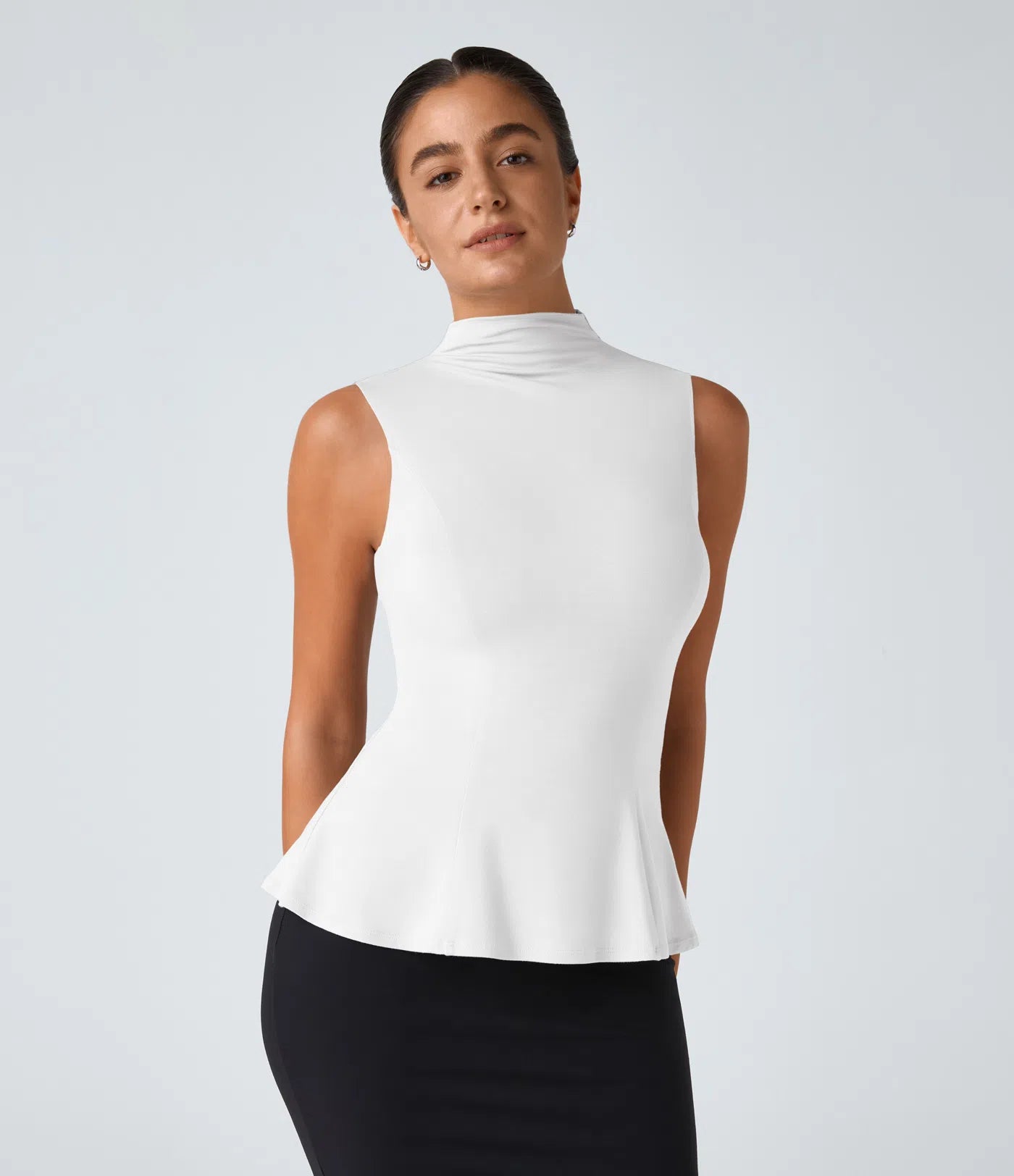 Elegancki top z wysokim kołnierzem i baskinką – stylowy, strukturalny top do biura