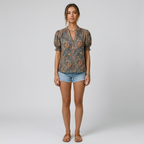 Fashionable short blouse with puff sleeves - a feminine and chic everyday blouse