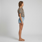 Fashionable short blouse with puff sleeves - a feminine and chic everyday blouse