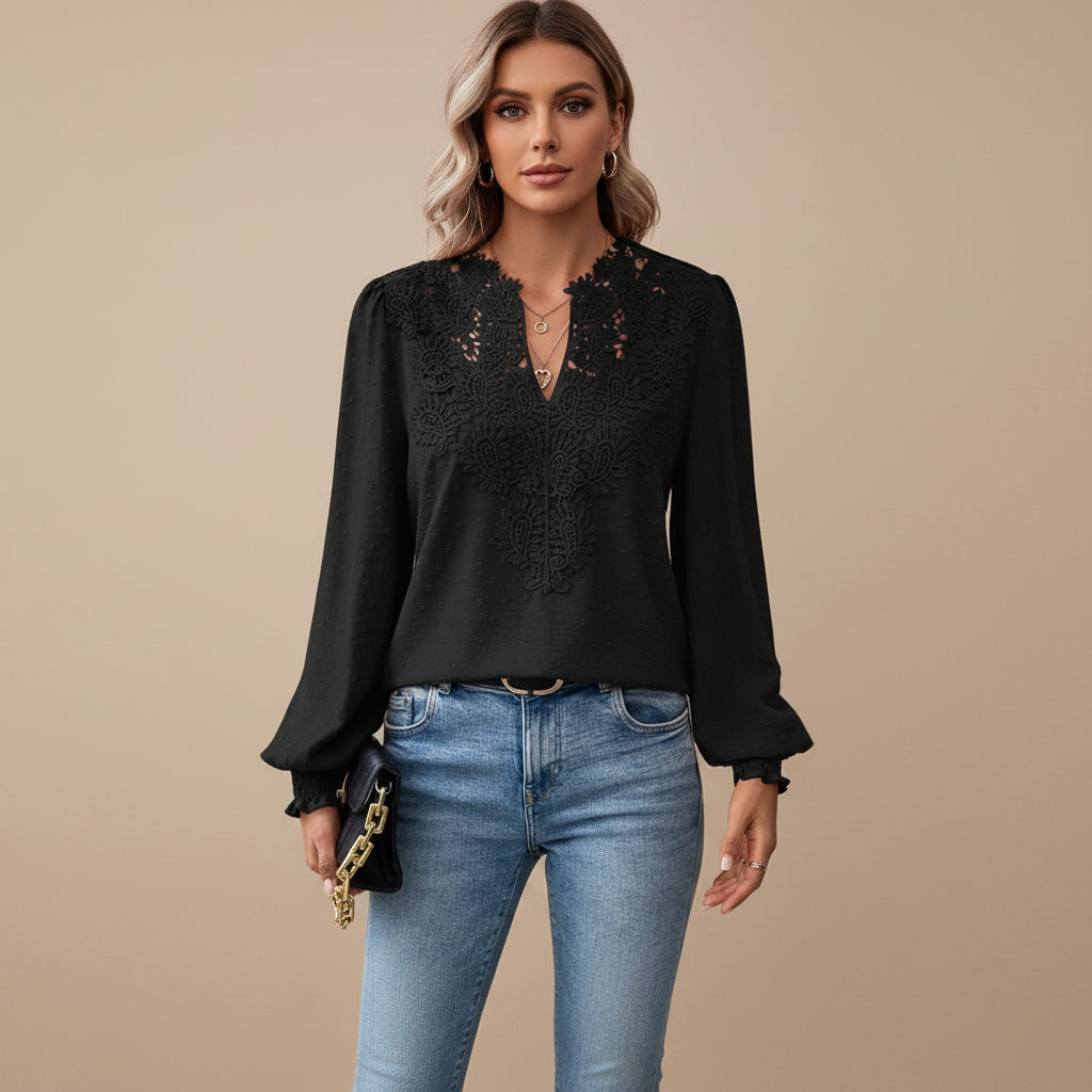 Bluzka damska z długim rękawem i dekoltem w serek – wzór w groszki z falbanką na mankietach