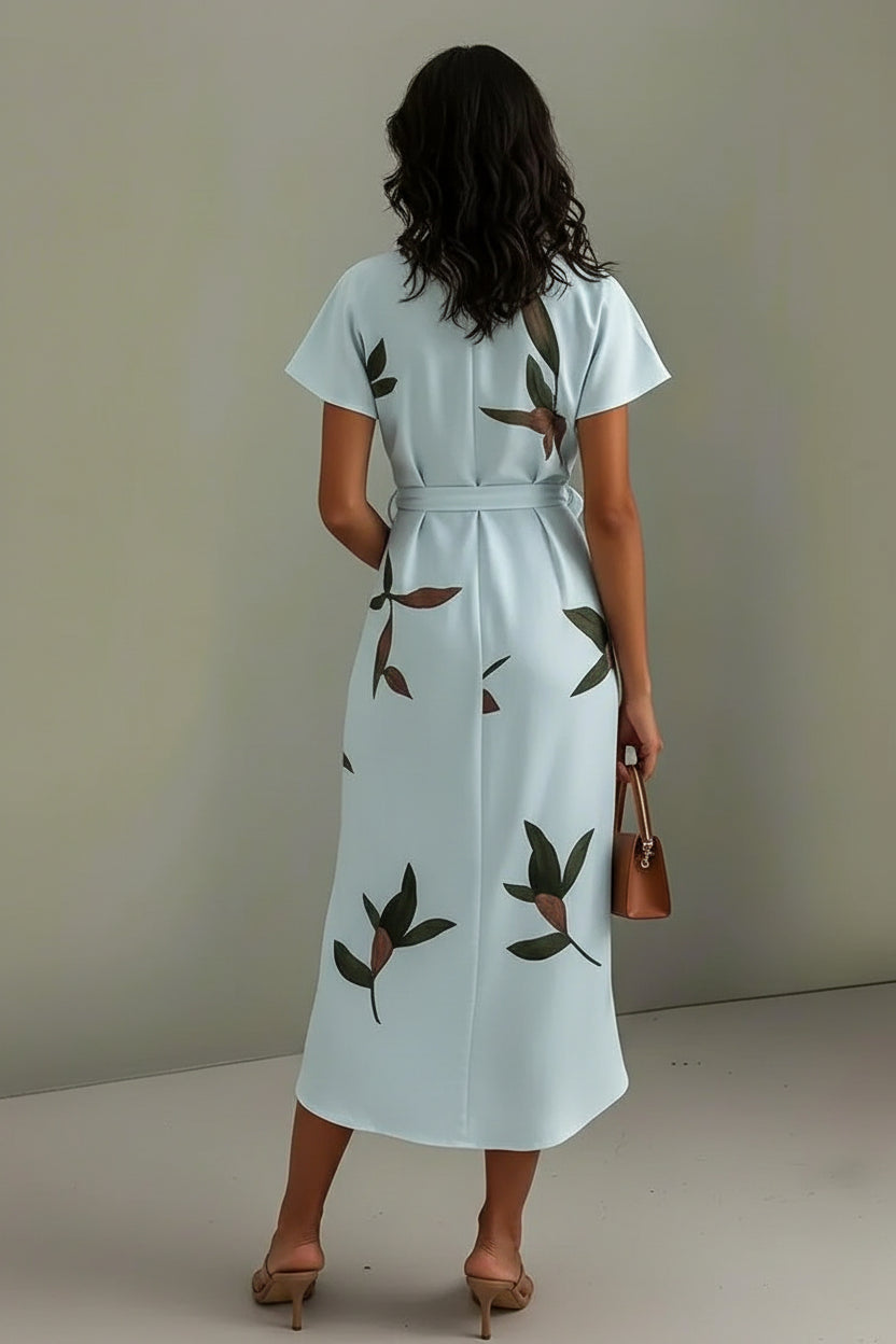 Elegancka sukienka midi z kwiatowym wzorem – letni styl inspirowany luksusem