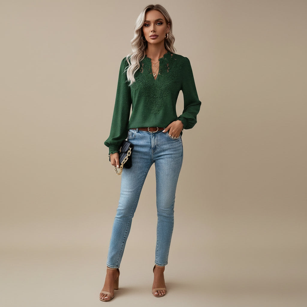 Bluzka damska z długim rękawem i dekoltem w serek – wzór w groszki z falbanką na mankietach