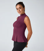 Elegancki top z wysokim kołnierzem i baskinką – stylowy, strukturalny top do biura