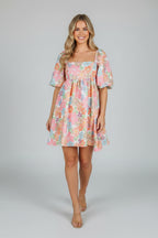 Sukienka mini babydoll w kwiaty – bufiaste rękawy, kwadratowy dekolt, letni styl w serduszko