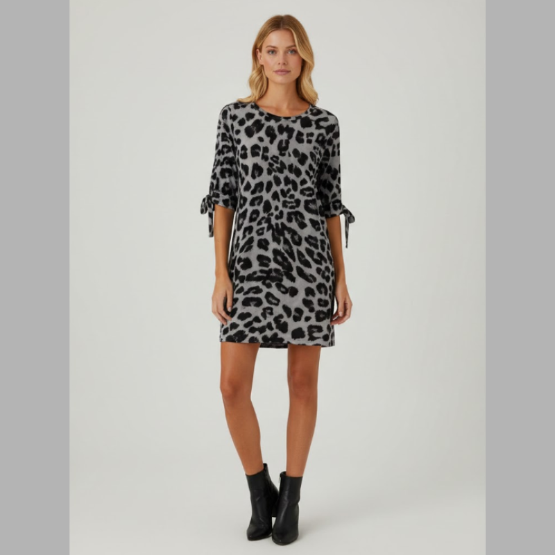 Modna mini sukienka w panterkę dla kobiet – szykowny styl z rękawem 3/4